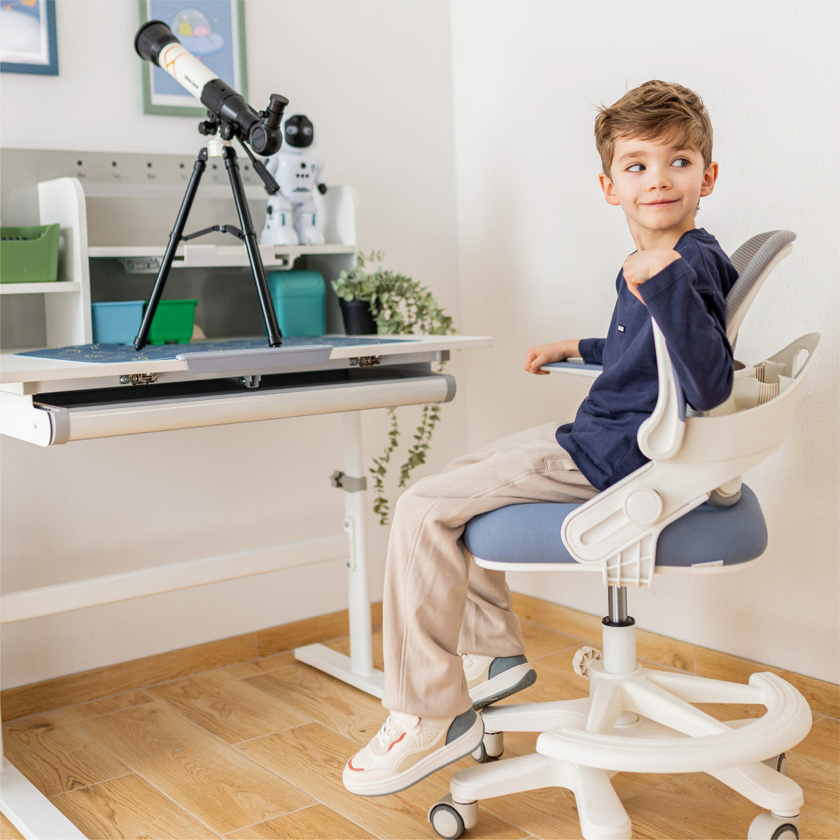 Fotel do biurka dla dziecka Mark Adler Junior 4.3 Blue-grey